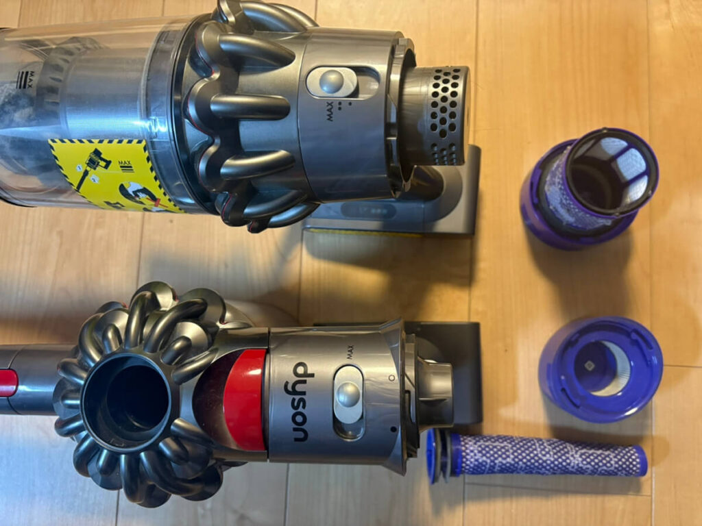 フィルターを外した後のダイソンV8とV10