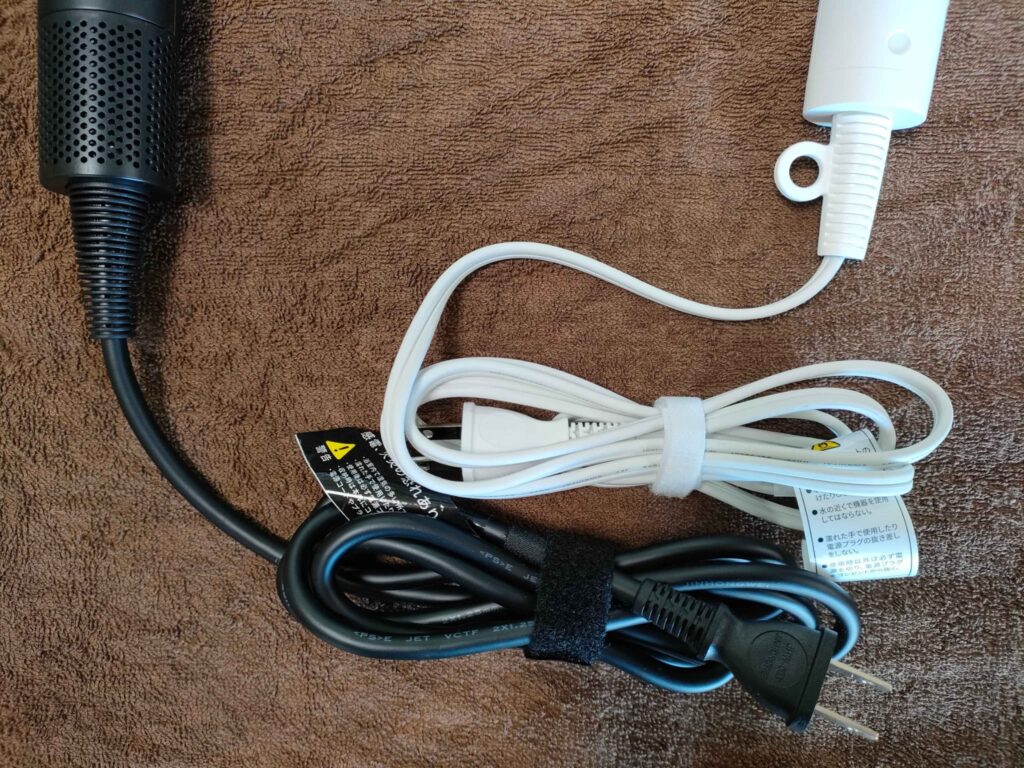 シャワードライヤー(左)と普通のドライヤー(右)の電源コード比較